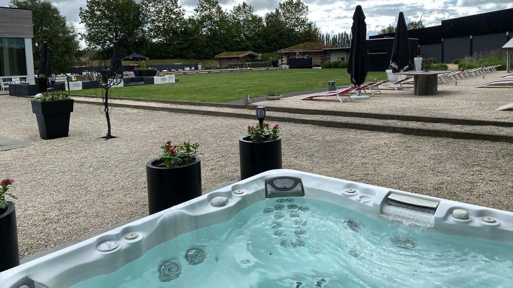 Thermen R Outdoor Jacuzzi